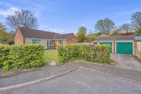 3 bed property, in Lyneham Close, £300,000