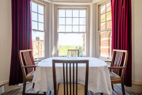 1 bed property, in Fauconberg Road, £415,000