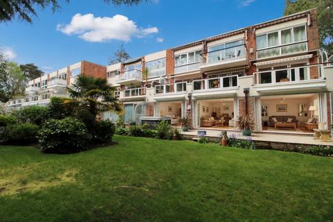 3 bed property, in The Avenue, £325,000