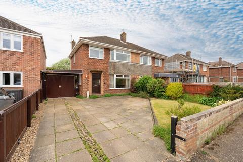3 bed property, in Foxburrow Road, £270,000