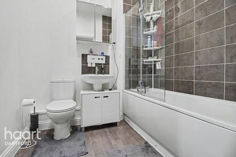 2 bed property, in Richmer Road, £250,000