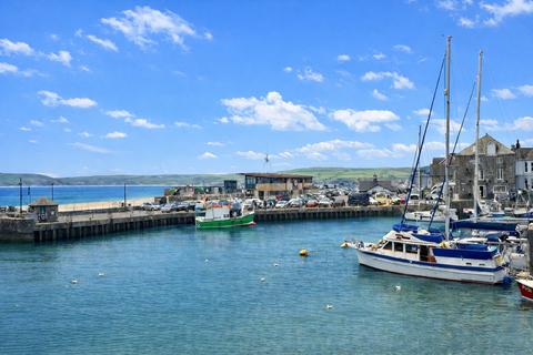 2 bed property, in North Quay, £650,000