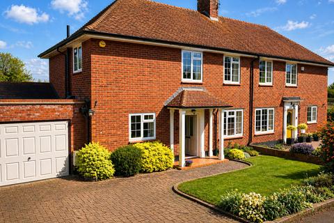 3 bed property, in Oaklands Lane, £750,000