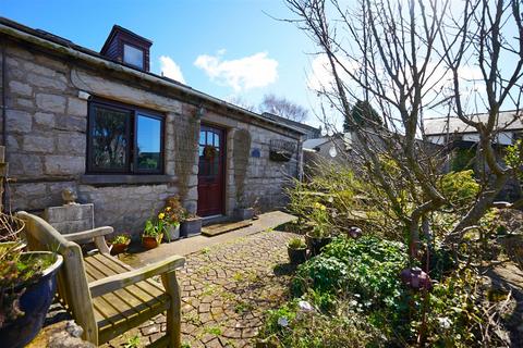 2 bed property, in Miller Close, £170,000
