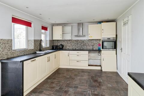 3 bed property, in Emerald Grove, £120,000