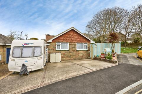 2 bed property, in Perowne Way, £280,000