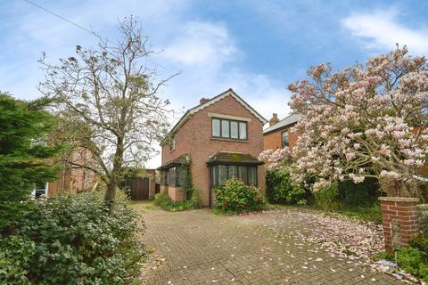 3 bed property, in High Street, £375,000