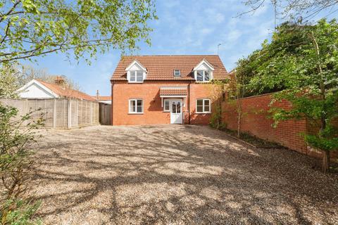 4 bed property, in Sculthorpe Road, £400,000