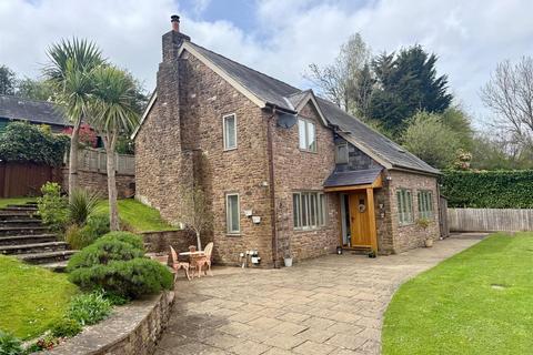 3 bed property, in Wrigglebrook, £499,500