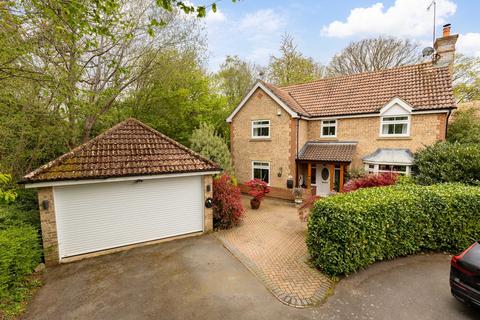 4 bed property, in Nelson Close, £800,000