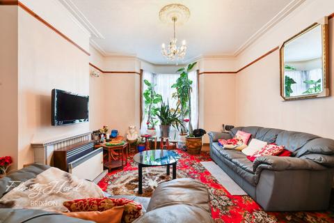 3 bed property, in Dalyell Road, £800,000