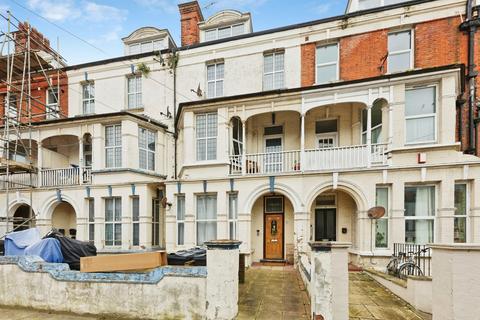 1 bed property, in Surrey Road, £110,000