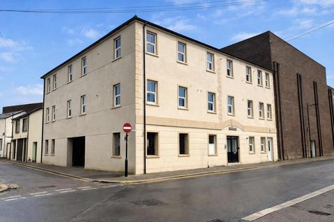 1 bed property, in Duke Street, £67,500