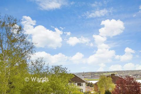 5 bed property, in Frindsbury Road, £375,000