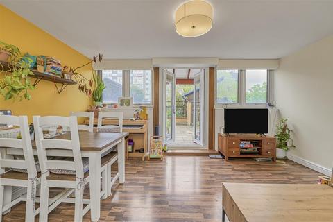 3 bed property, in Charlotte Despard Avenue, £325,000