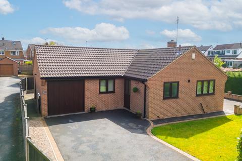 2 bed property, in Brookfield Close, £250,000