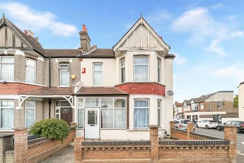 3 bed property, in Breamore Road, £550,000