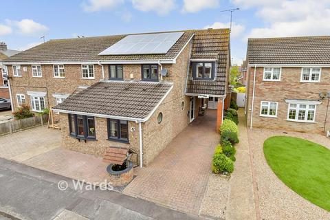 3 bed property, in Matthews Close, £400,000