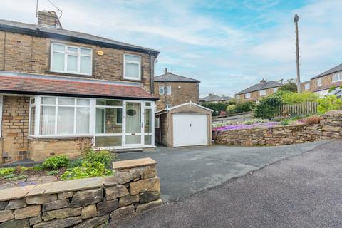 3 bed property, in Woodlands Grove, £220,000