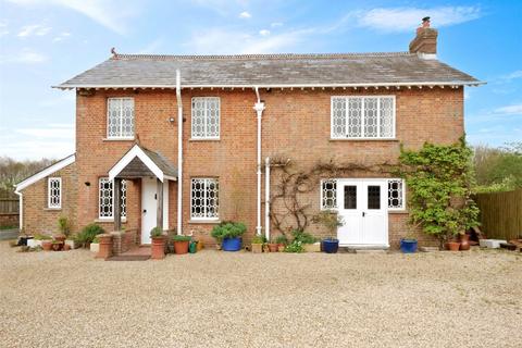 3 bed property, in Cranborne Road, £695,000