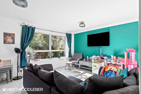 2 bed property, in Lampits, £250,000