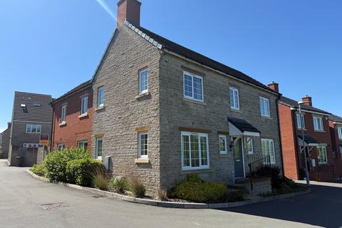 4 bed property, in Dew Pond Close, £500,000