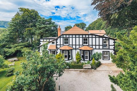 8 bed property, in Rowen, £950,000