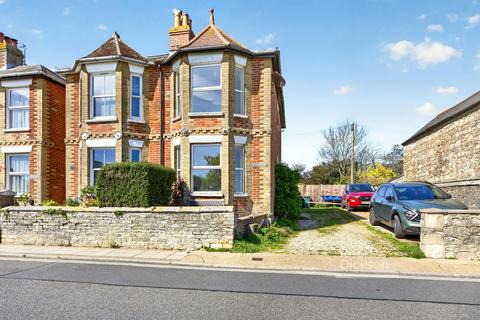 2 bed property, in Upper Green Road, £290,000