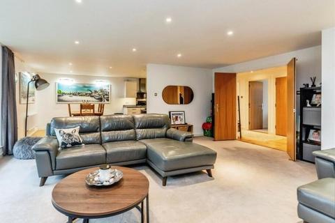 2 bed property, in Wilson Court, £240,000