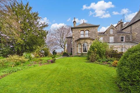 3 bed property, in Beechwood, £550,000