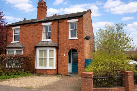 2 bed property, in Hykeham Road, £189,950