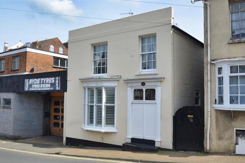 2 bed property, in CENTRAL RYDE, £199,950