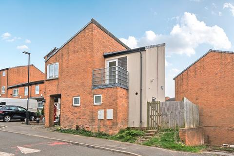3 bed property, in Kenninghall View, £170,000
