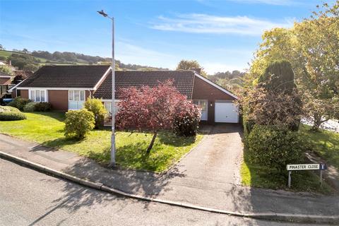 3 bed property, in Pinaster Close, £450,000