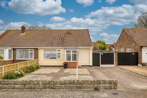 2 bed property, in Cedar Close, £325,000