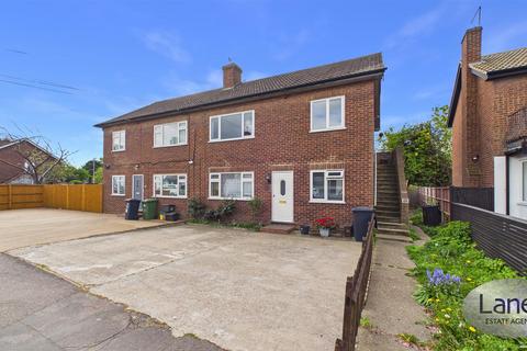 2 bed property, in Cadmore Lane, £285,000