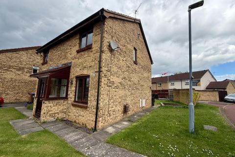 2 bed property, in Sidmouth Close, £100,000