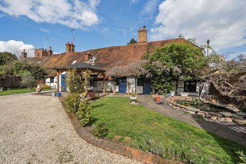 3 bed property, in Pangbourne Hill, £950,000