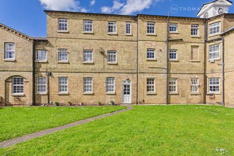 1 bed property, in St. Neots Road, £120,000
