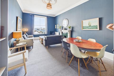 2 bed property, in Arwenack Street, £299,000