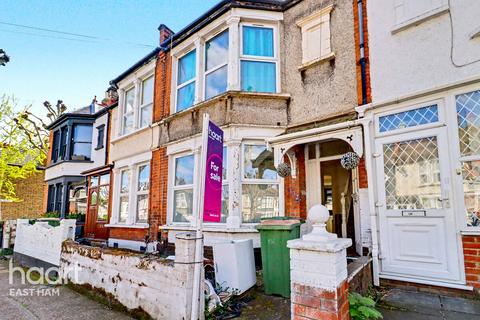 2 bed property, in Henniker Gardens, £440,000
