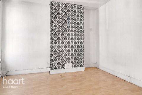 2 bed property, in Henniker Gardens, £440,000