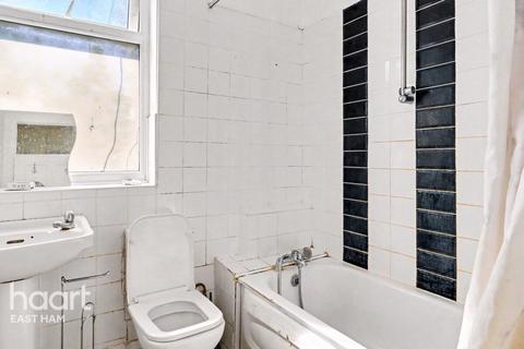 2 bed property, in Henniker Gardens, £440,000