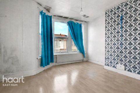 2 bed property, in Henniker Gardens, £440,000