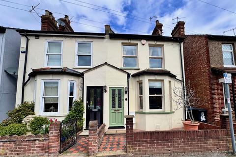2 bed property, in Kingsland Road, £540,000