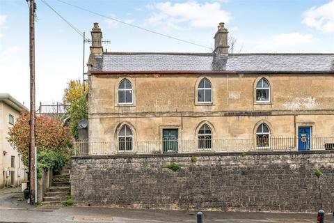 2 bed property, in Wellsway, £200,000