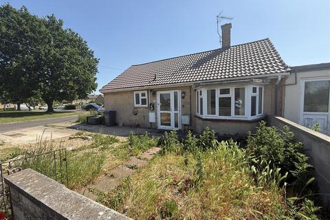 2 bed property, in Padfield Gardens, £180,000