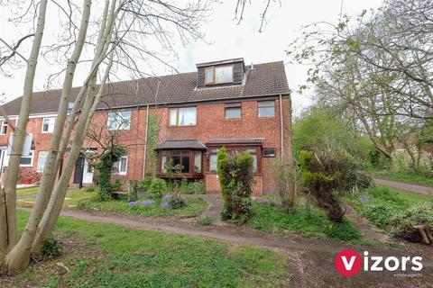 5 bed property, in Heronfield Close, £155,000