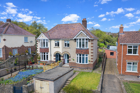 3 bed property, in Springfield Road, £325,000