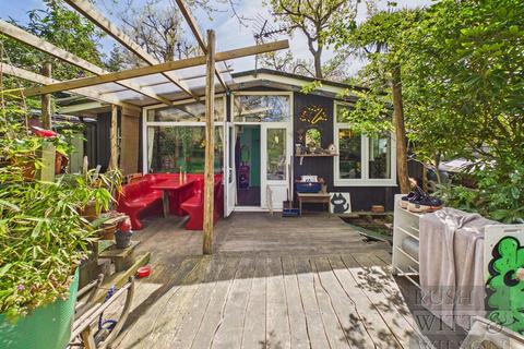 1 bed property, in Battle Road, £200,000